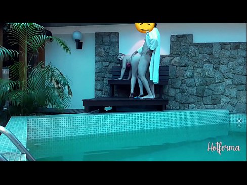 ❤️ Bòs envite sèvant nan pisin lan, men li pa t 'kapab reziste yon cho ️❌ Porno fb nan nou