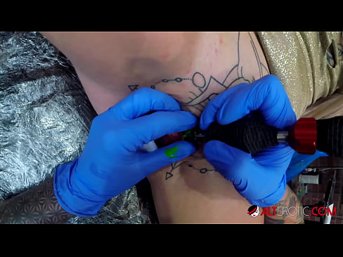 ❤️ Ekstrèmman tatoue hottie Sully Savage te fè yon tatoo sou klitoris li ️❌ Porno fb nan nou